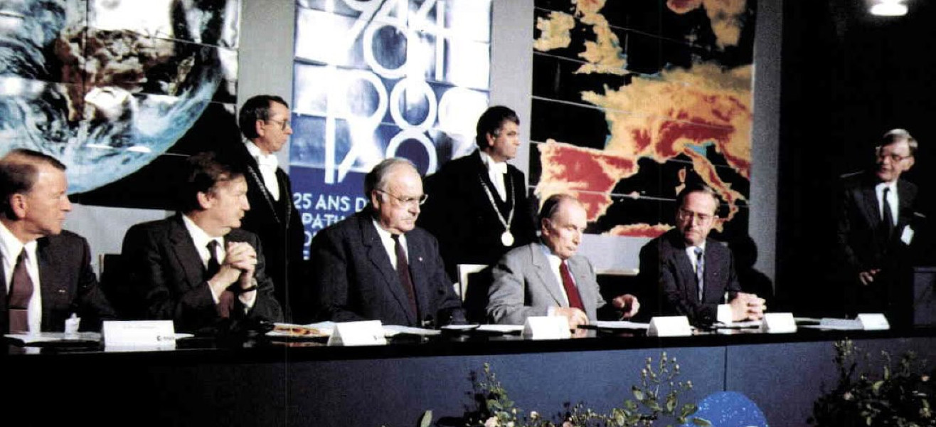 Reimar Lüst (far right) addressing guests at the Silver Jubilee celebrations. Shown front, from left to right, are: Dr. PG. Gyllenhammar (Volvo, Sweden); Prof. C. Rubbia (Director General, CERN, Geneva); Dr. H. Kohl (Chancellor of the Federal Republic of Germany); M. F. Mitterrand (President of the French Republic); Mr. W. Martens (Prime Minister of Belgium) © S. Vermeer, ESA